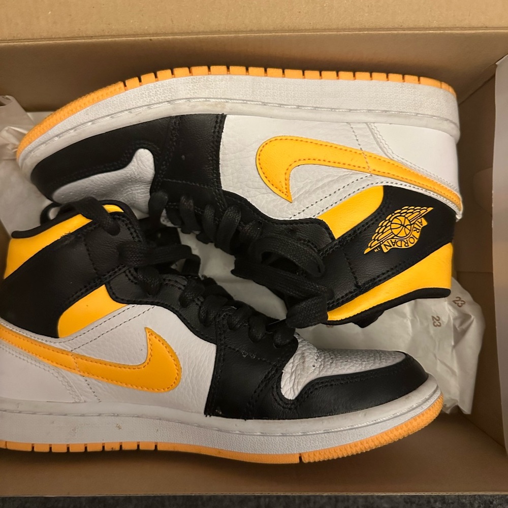 Nike Jordan Womens Air 1 Mid SE Black/Yellow Sneaker